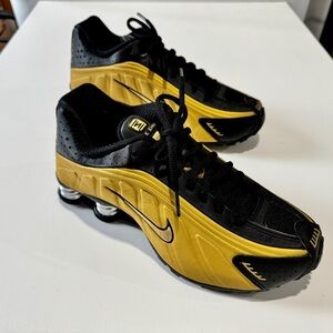Nike Shox R4 Men's Black and Gold Athletic Shoes New